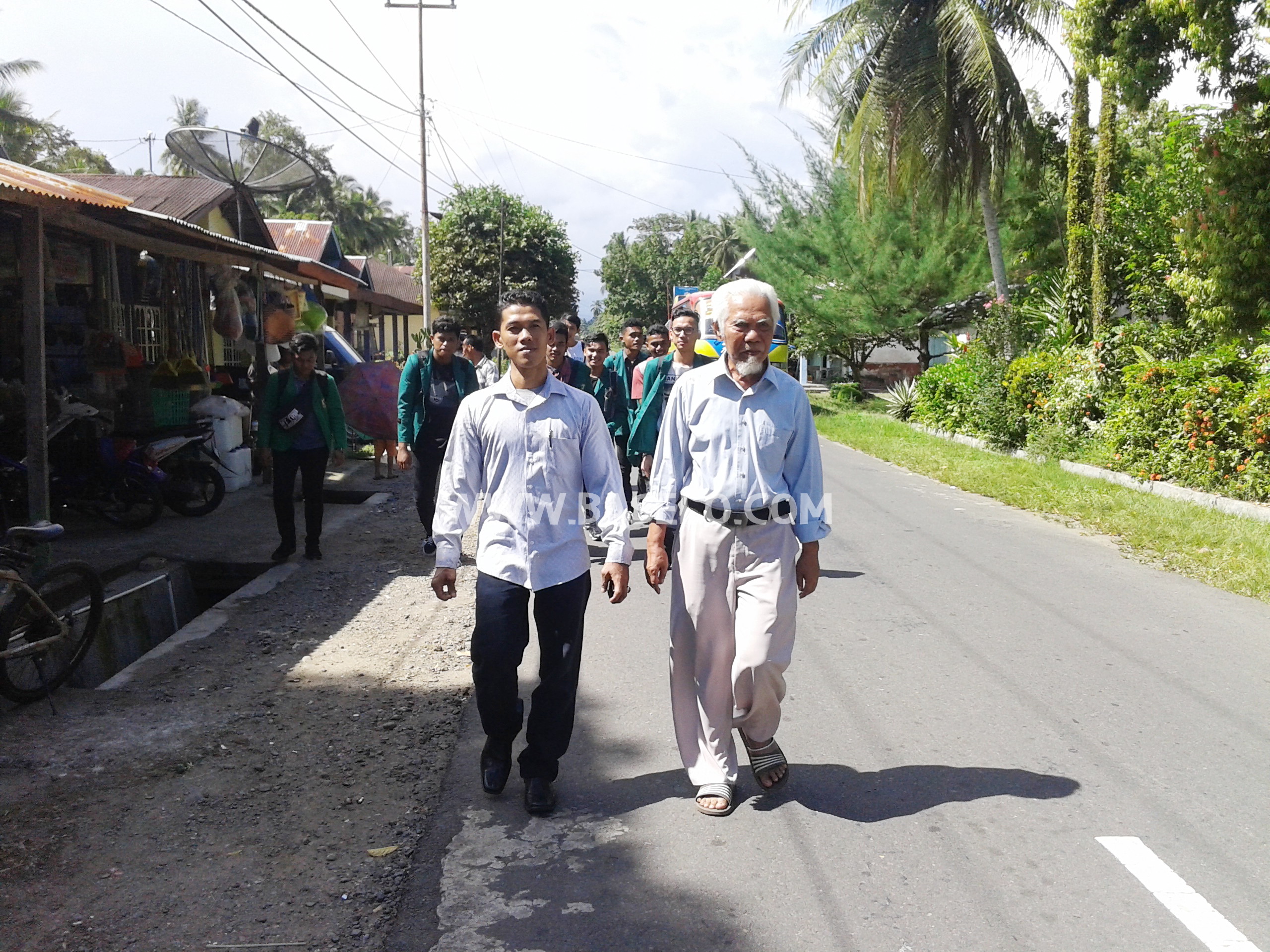 Memimpin rombongan menuju posko