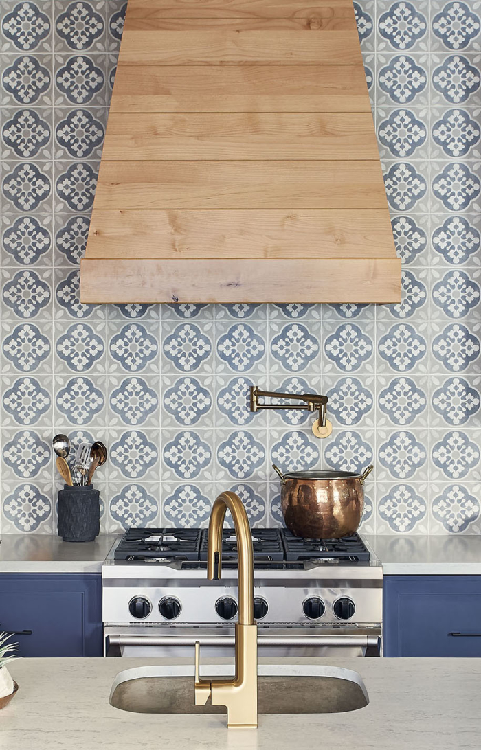 The blue of in our porcelain tile Enchante in Charm adds a cheerful touch to this kitchen
