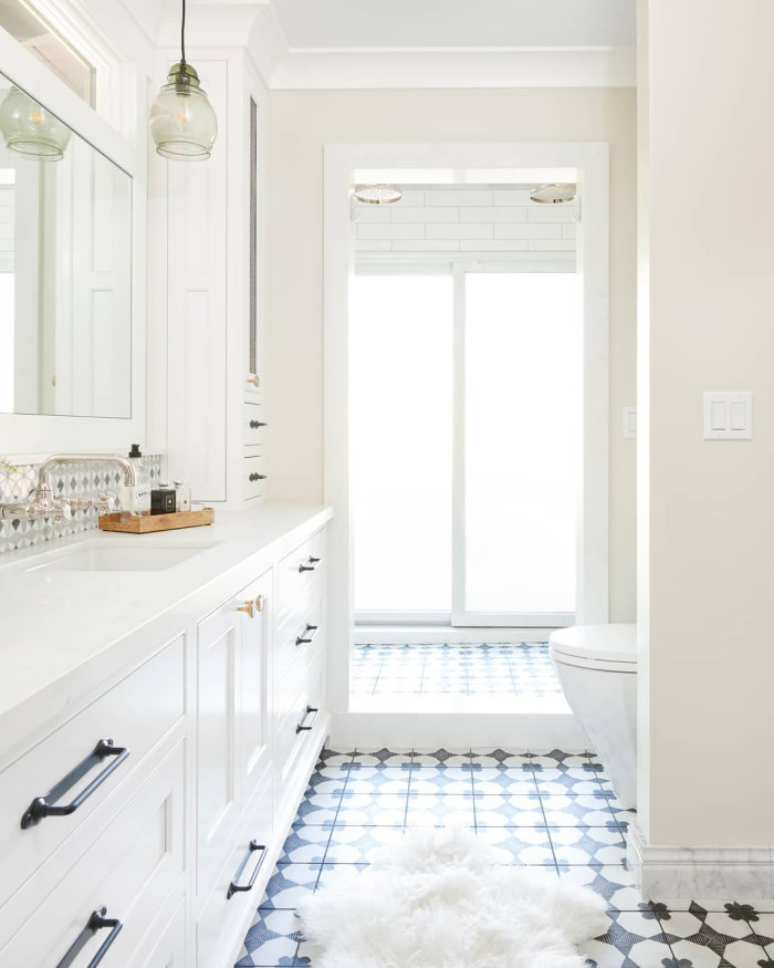 White bathroom with black and white accents | Source: @kbgdesign