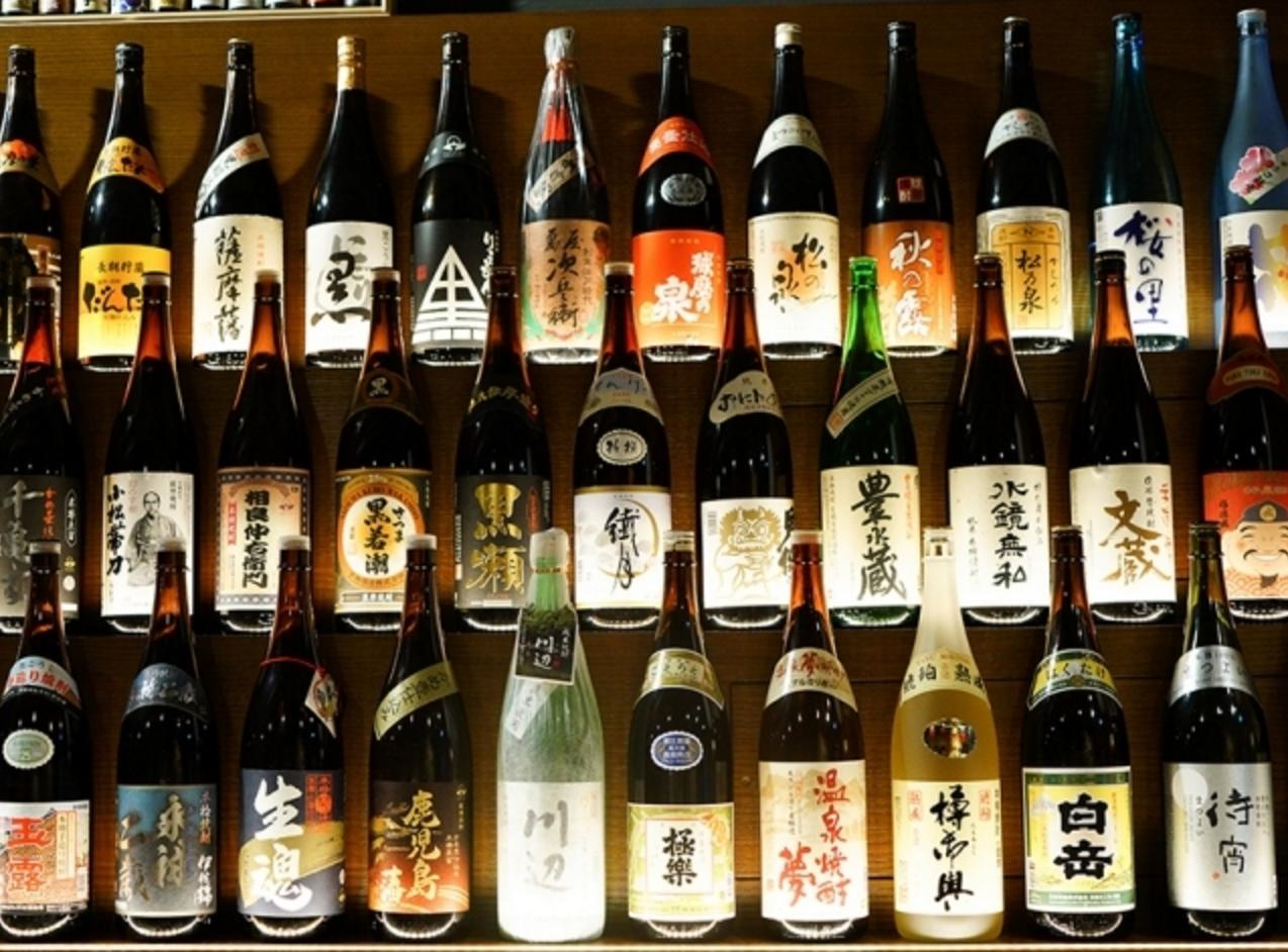 燒酎琳琅滿目,這是位於香港的野武士燒酎吧