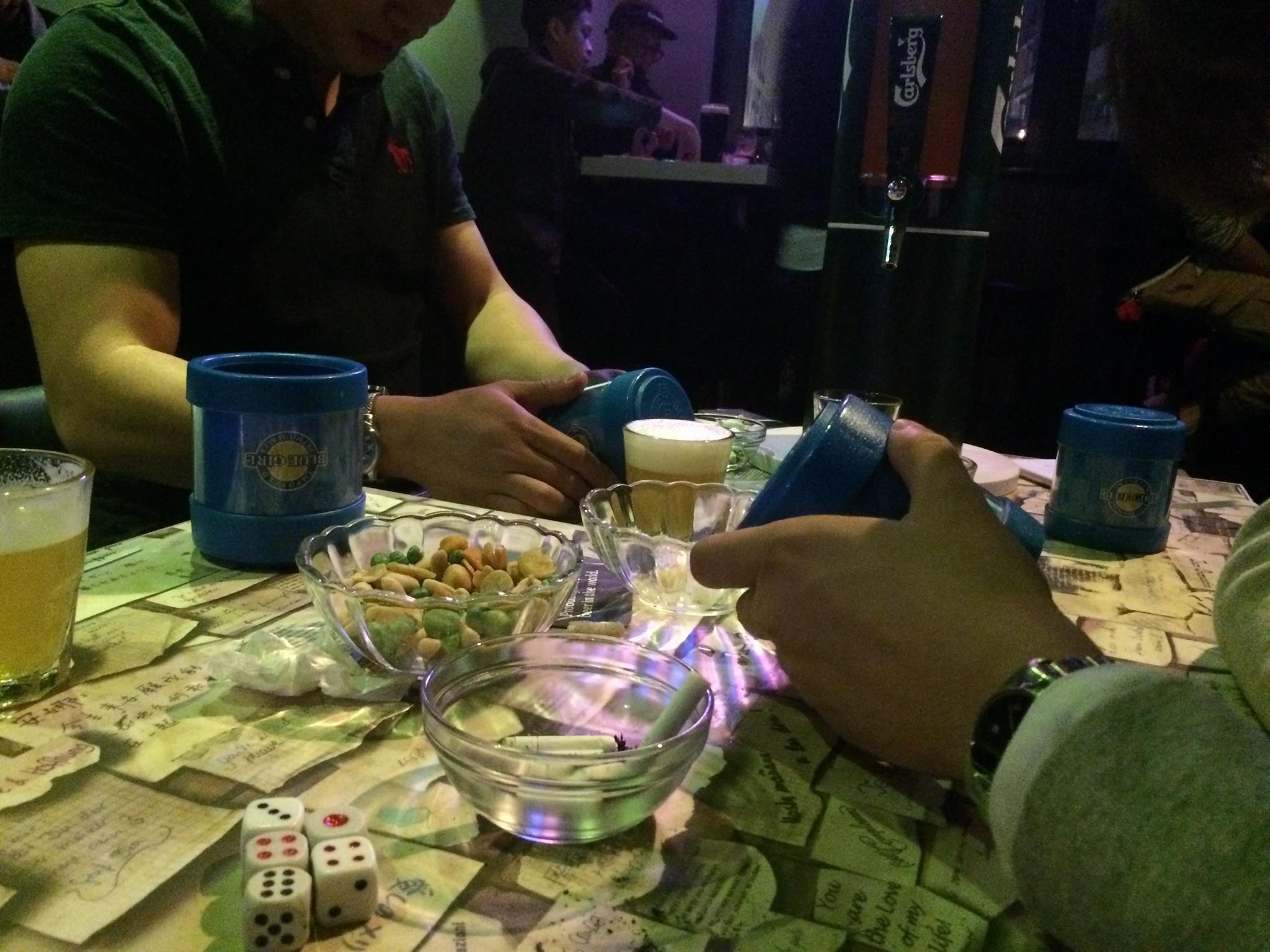 在無牌酒吧吹水吹牛喝啤酒 (photo provided by Plastic_Mick)