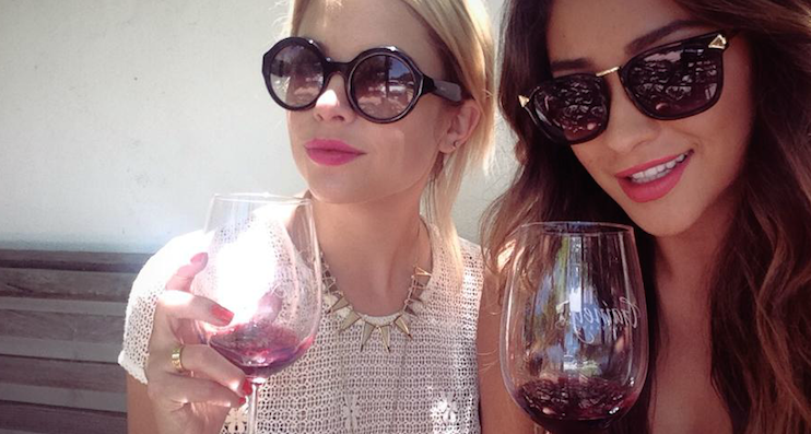 red wine girls ( photo credit : http://happygirlsaretheprettiest.me/ )