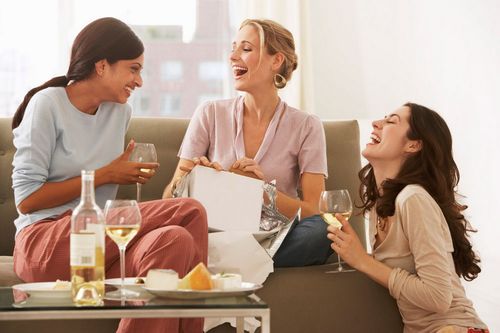 white wine girls ( photo credit : http://thebunionpaper.com/ )