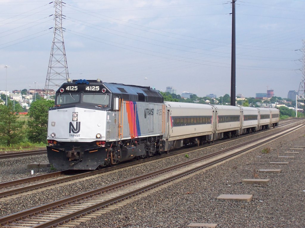 New_Jersey_Transit_train_1165