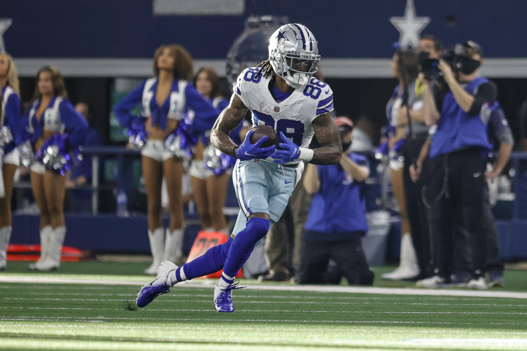 Photos: One hand! Cowboys WR CeeDee Lamb makes one-handed catch against  Giants