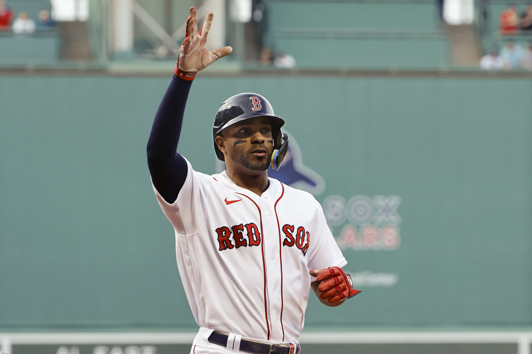 Watch: David Ortiz gifts Derek Jeter a custom-made Red Sox jersey