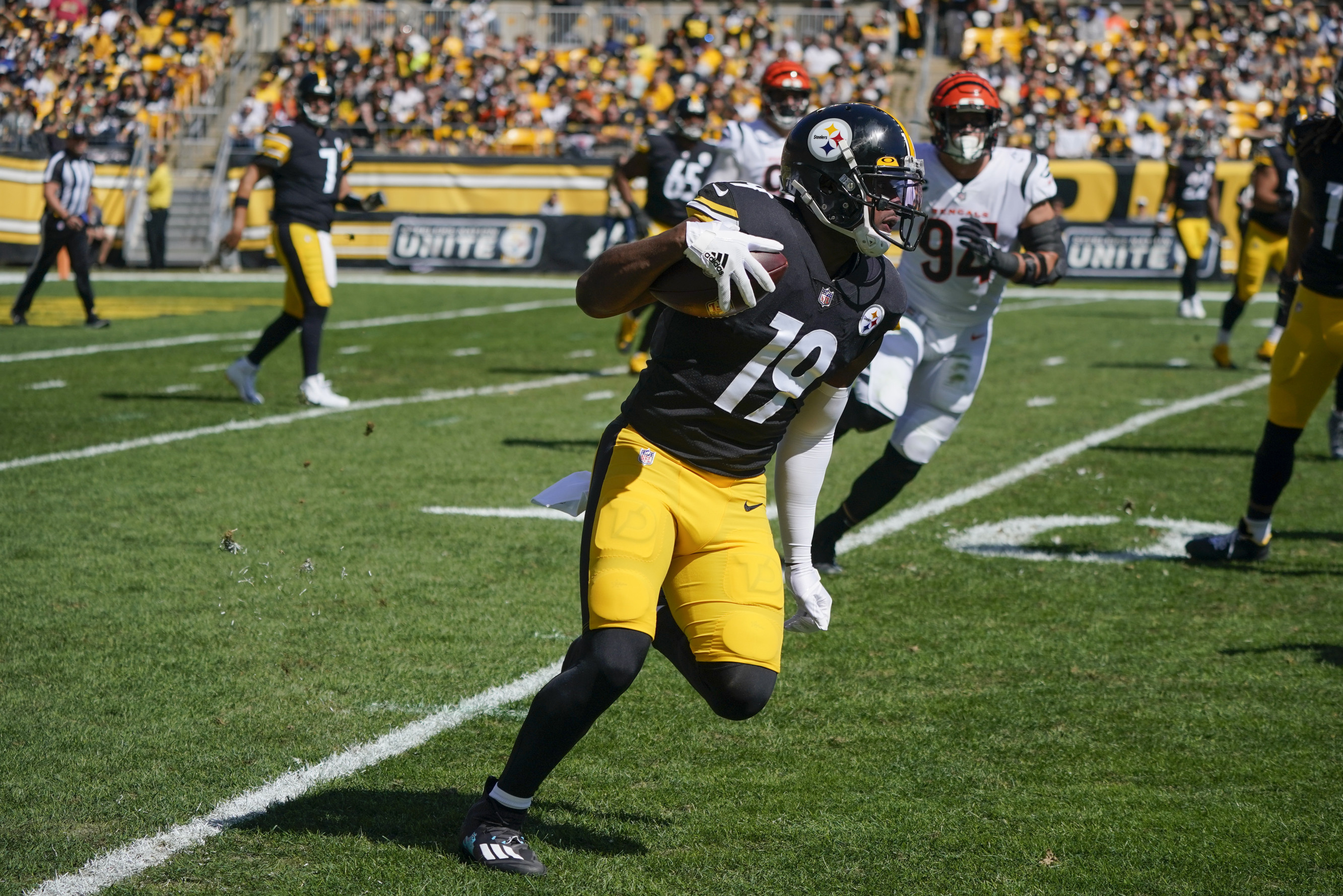 JuJu Smith-Schuster seemingly throws shade at Steelers on 'Sunday Night  Football'