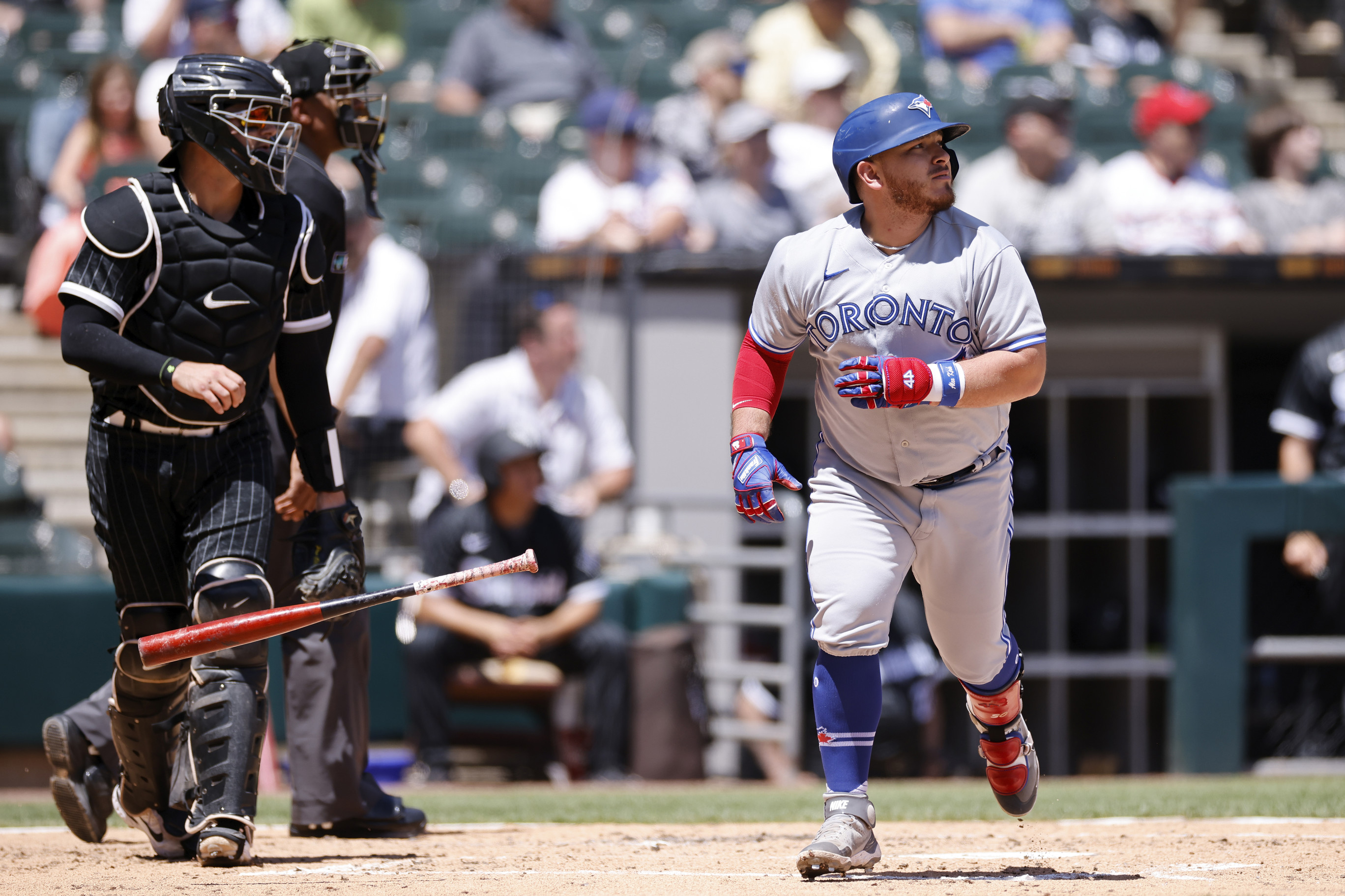 Eugenio Suárez's two-run home run, 03/27/2022