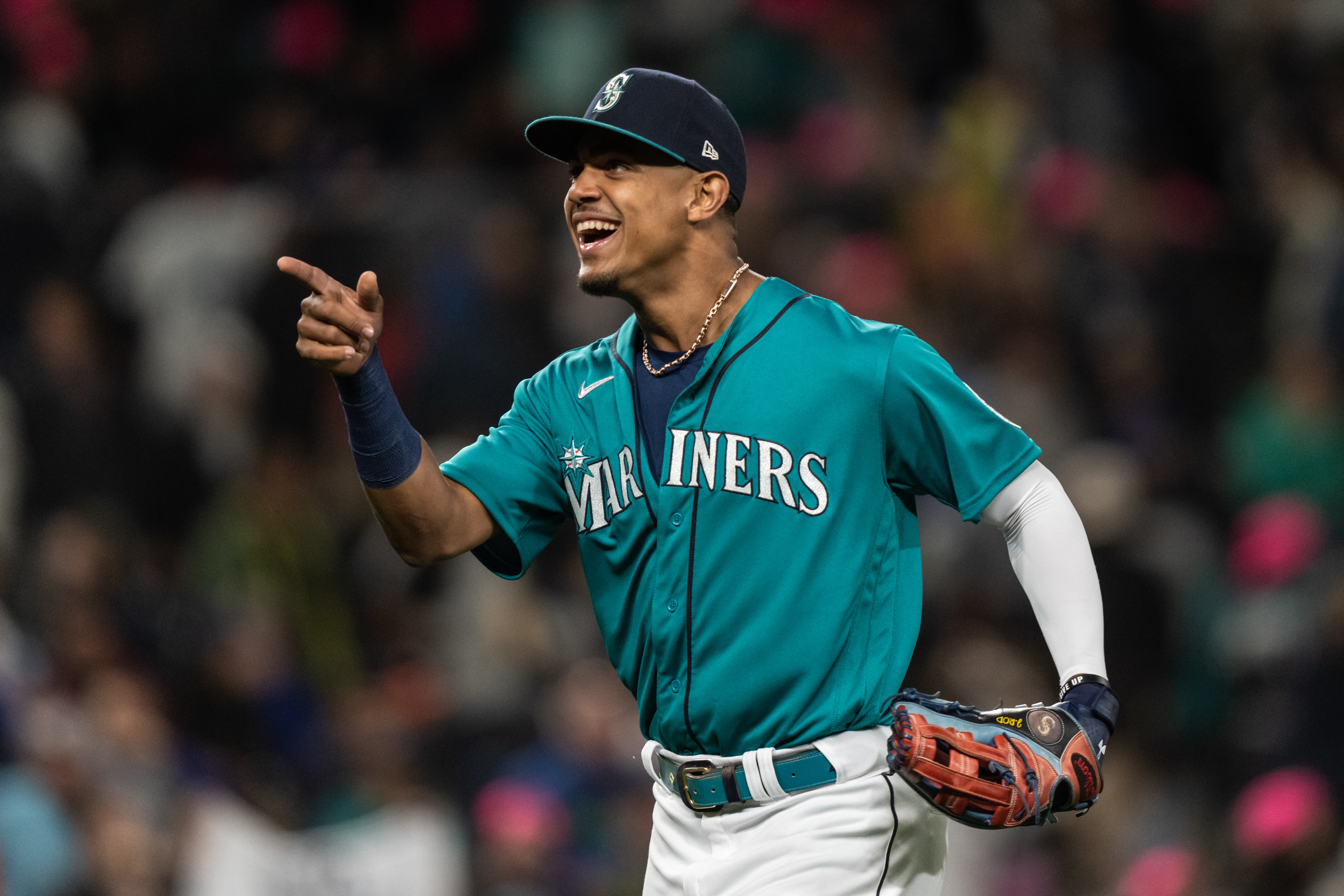 Mariners' new players embrace Seattle: 'Nothing but good vibes so