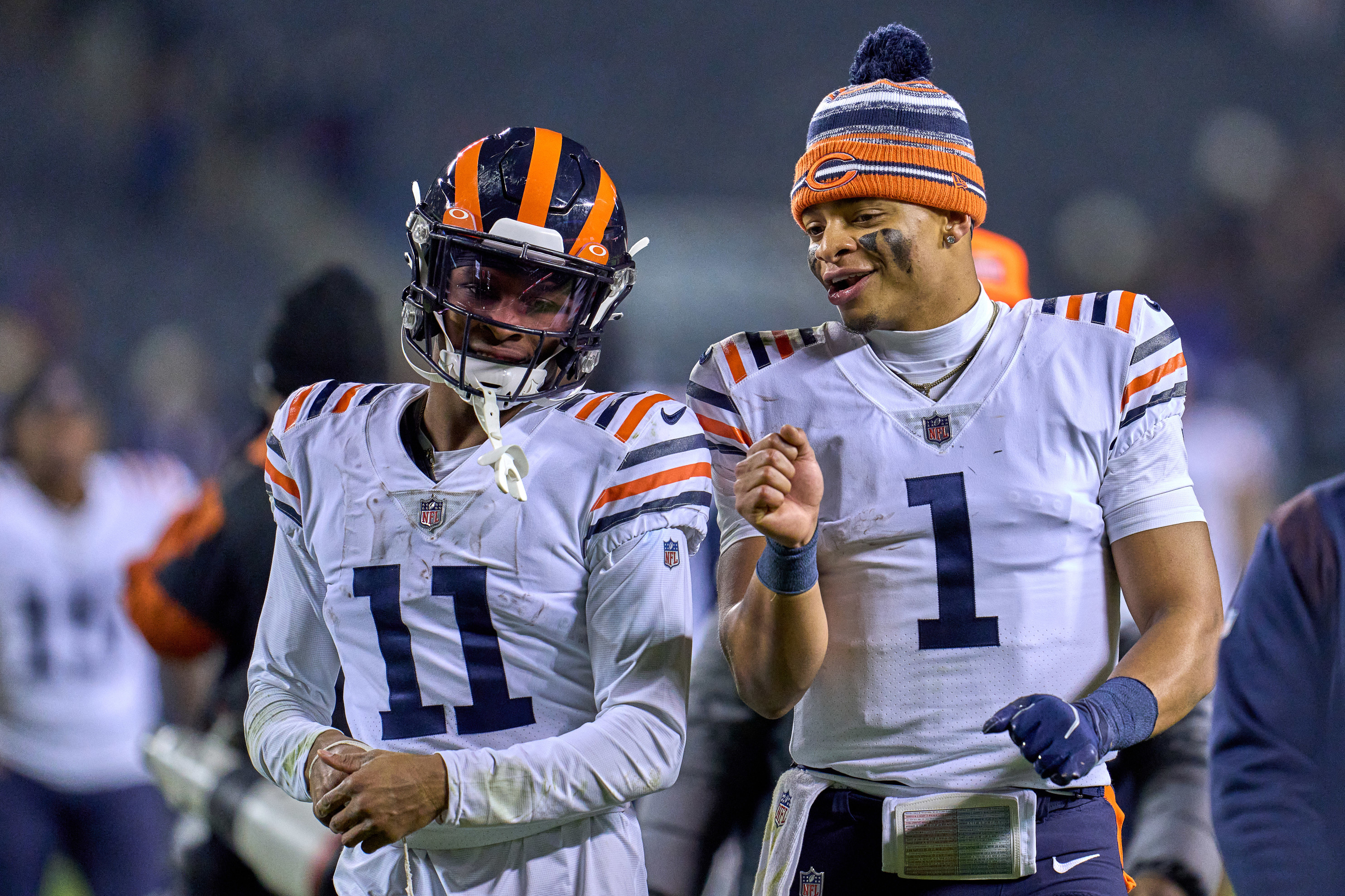 WATCH: Bears rookies Jaquan Brisker, Kyler Gordon both grab 1-handed INTs  vs. Patriots