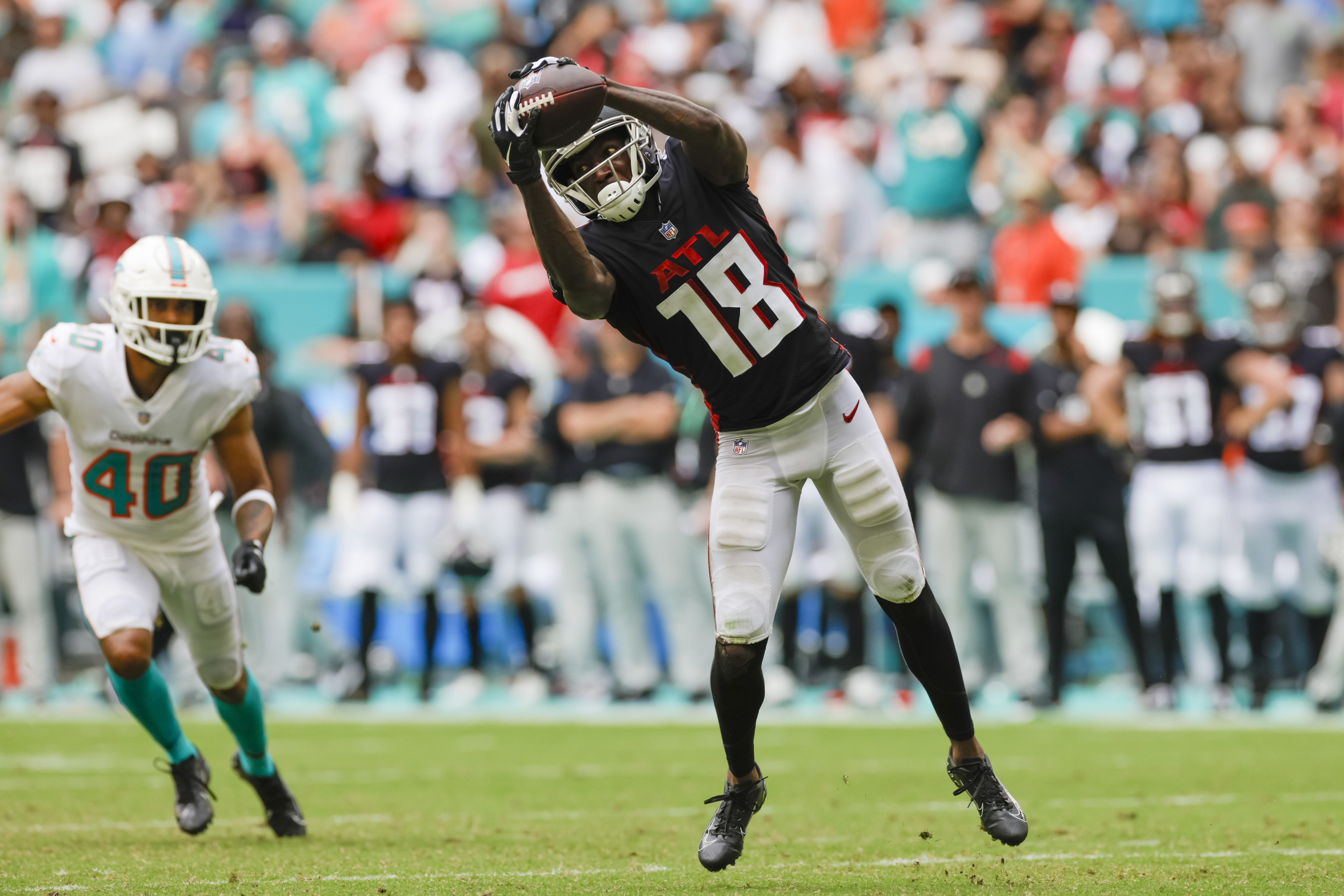 Dolphins sign Zach Sieler to 3-year extension, part ways with Jordan Howard  - The Athletic