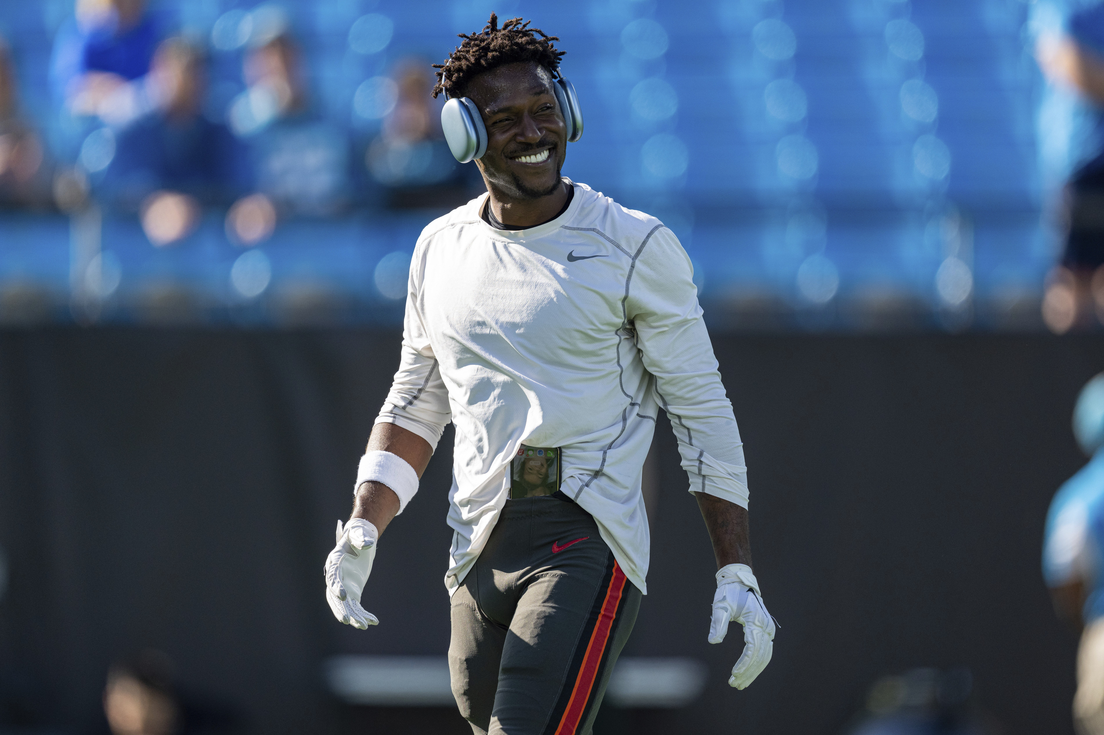 Antonio Brown is No Longer a Buc After Refusing to Enter the Game and  Then Taking Off - Bleacher Nation