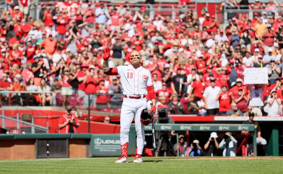 Joey Votto surprises young Reds fan who was in tears after his