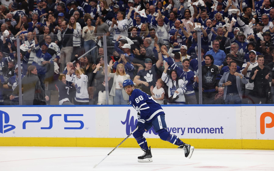 Winnipeg Jets' Kevin Hayes (12) and Mark Scheifele (55) celebrate