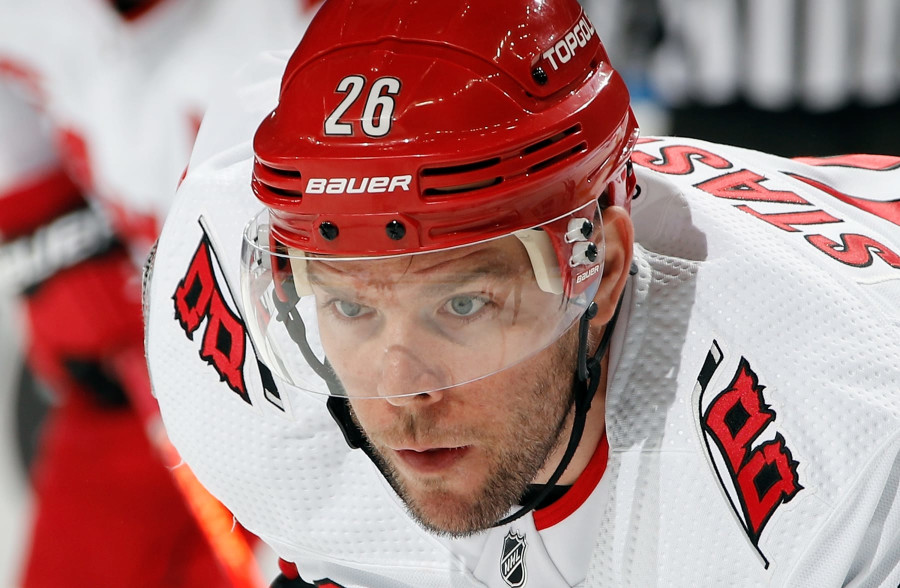 Jonathan Toews is NHL's highest-paid player for 2nd straight year 