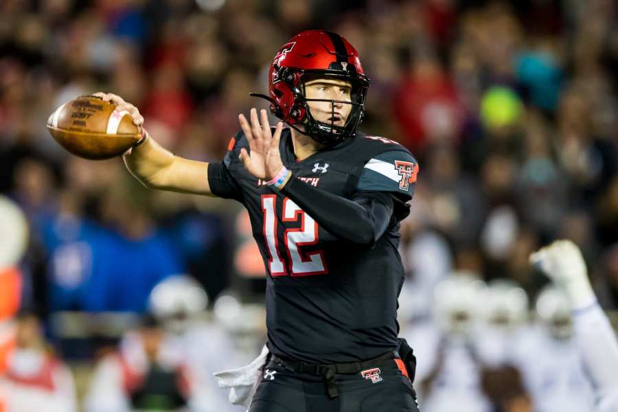 Former USU QB Scores Twice On Thursday Night Football