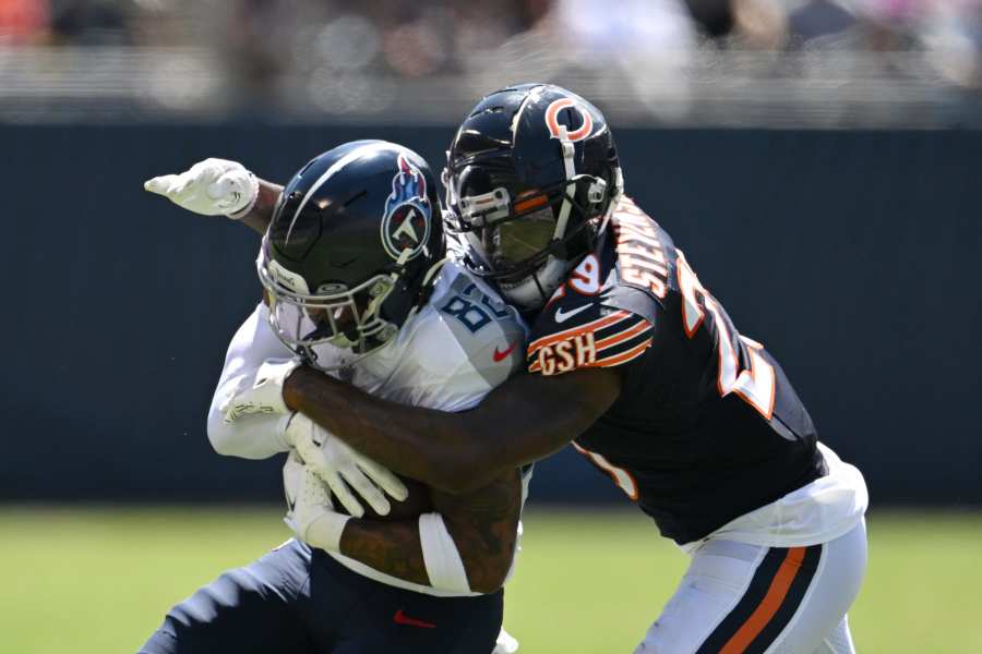 EAST RUTHERFORD - NOVEMBER 07: Kurt Warner gets sacked during the first  half during the New York Giants game versus the Chicago Bears in East  Rutherford, NJ. (Icon Sportswire via AP Images