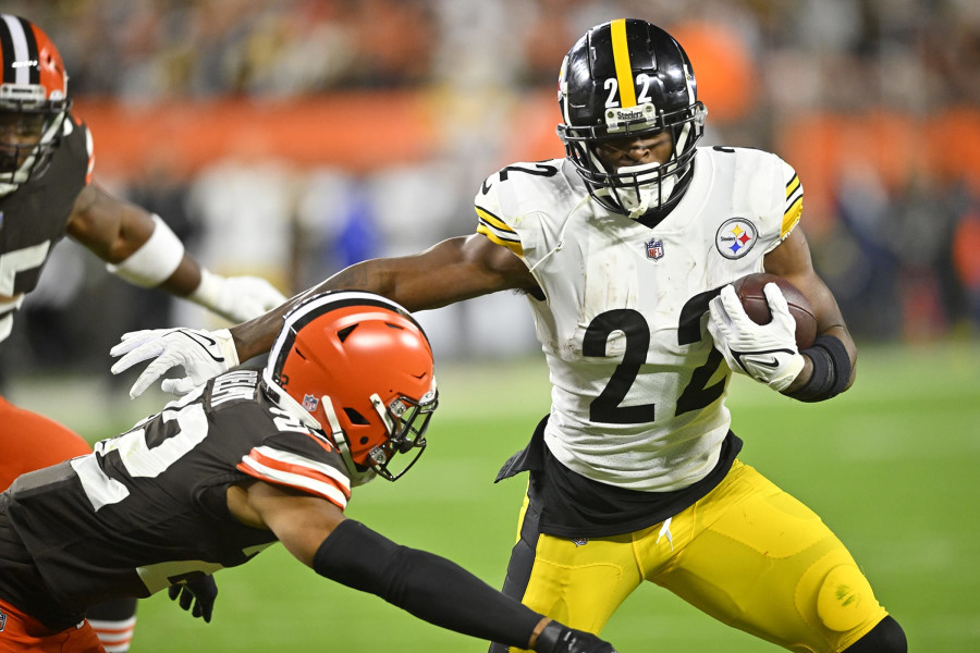 Cleveland Browns running back Kareem Hunt jogs off the field during pre-game  warm-ups before a NFL football game against the Baltimore Ravens, Sunday,  Oct. 23, 2022, in Baltimore. (AP Photo/Terrance Williams Stock