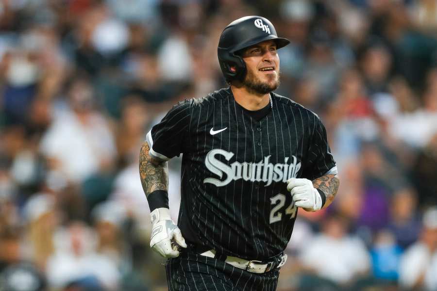 San Francisco Giants shortstop Brandon Crawford (35) waits for the pitch  during an MLB regular season game against the San Francisco Giants,  Tuesday, May 3, 2022, in Los Angeles, CA. (Brandon Sloter/Image