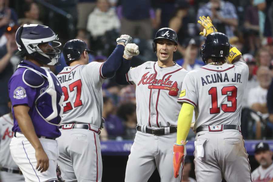 Emotional Freddie Freeman given ovation, World Series ring in