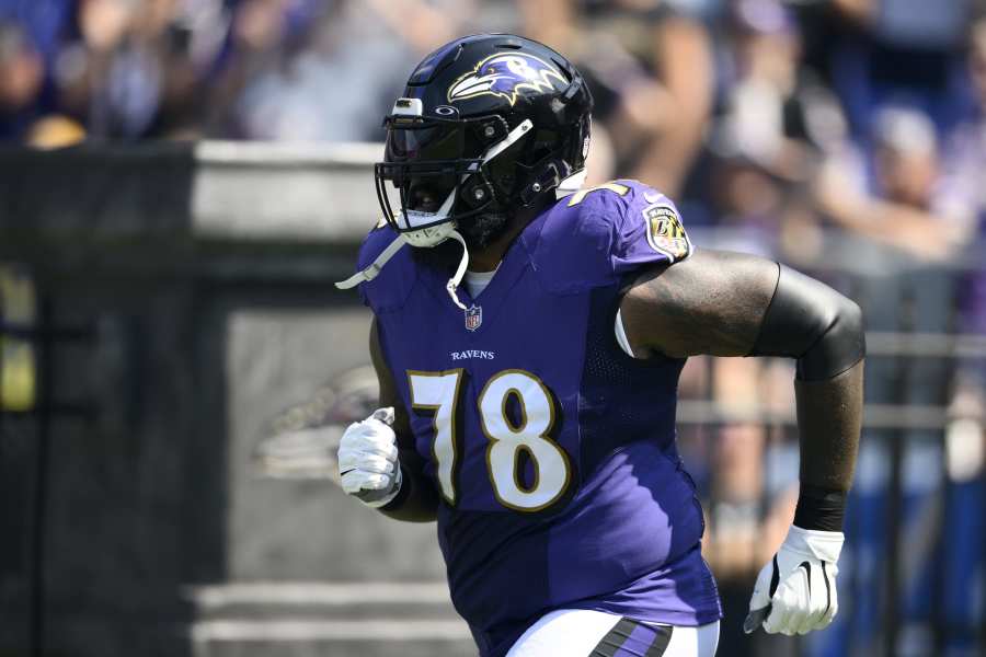 Huff signs three-year contract with Ravens