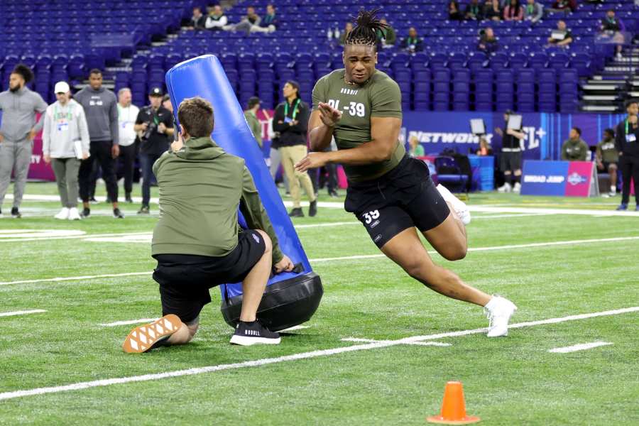 NFL executives reportedly expect Eagles to draft top DE prospect