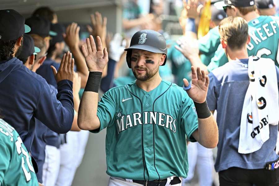 Mariners stay scorching hot, pick up 8th straight win with Julio