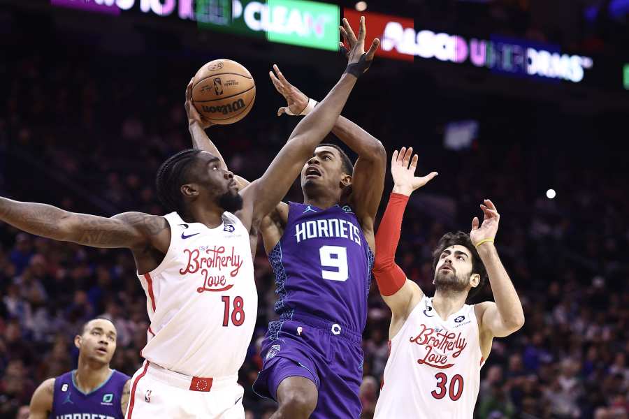 Washington, USA. 05th Feb, 2022. WASHINGTON, DC - FEBRUARY 05: Washington  Wizards forward Deni Avdija (9) defends a shot by Phoenix Suns center  Deandre Ayton (22) during a NBA game between the