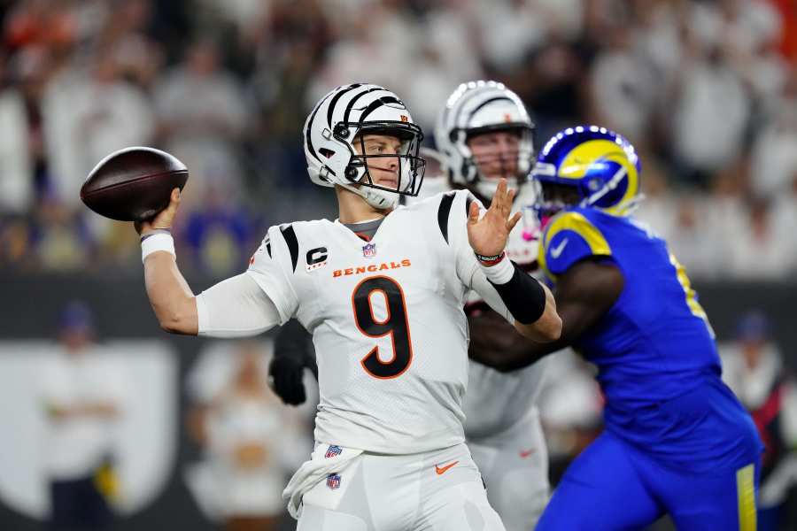 Jameis Winston hands off the ball to Kendre Miller of the New Orleans  News Photo - Getty Images