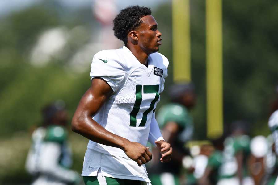 Rodgers throws wisdom, not just footballs, at Jets training camp