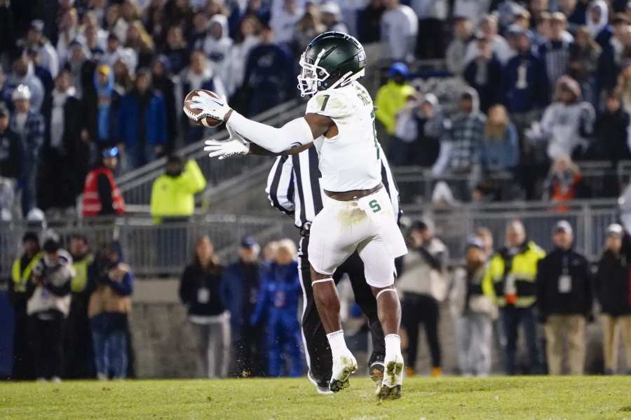 Detroit Lions wide receiver Amon-Ra St. Brown TD comes after WR puts Green  Bay Packers cornerback Rasul Douglas on skates