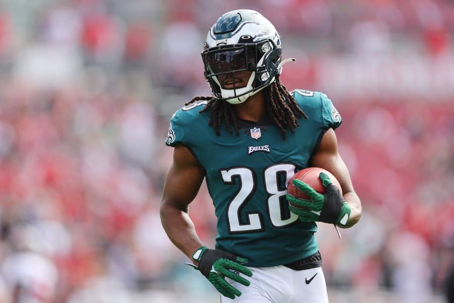 Philadelphia Eagles: Jordan Howard just runs better in midnight green