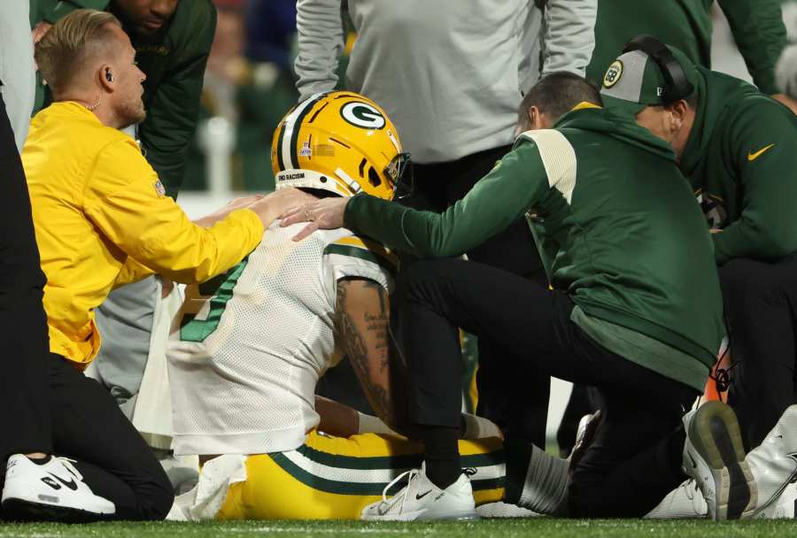 Romeo Doubs injury: Packers WR suffers lower leg injury in Week 9 -  DraftKings Network