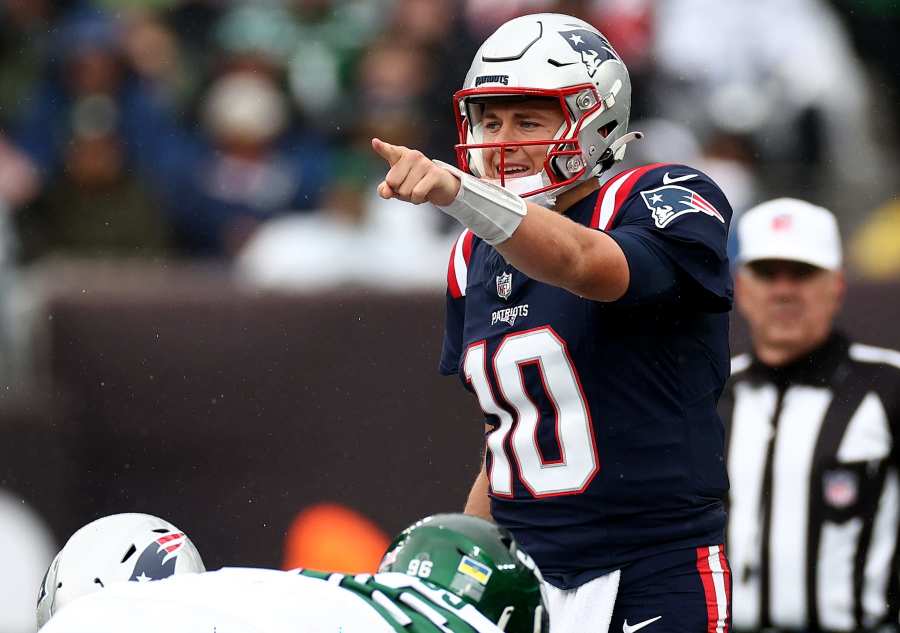 Philadelphia Eagles & New England Patriots Trade Blows, Philly Leads at  Halftime - Sports Illustrated Philadelphia Eagles News, Analysis and More