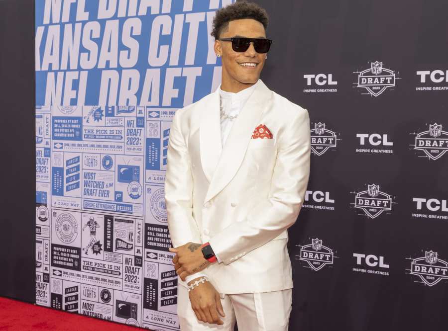 Lamar Jackson hits the NFL draft red carpet in all green suit