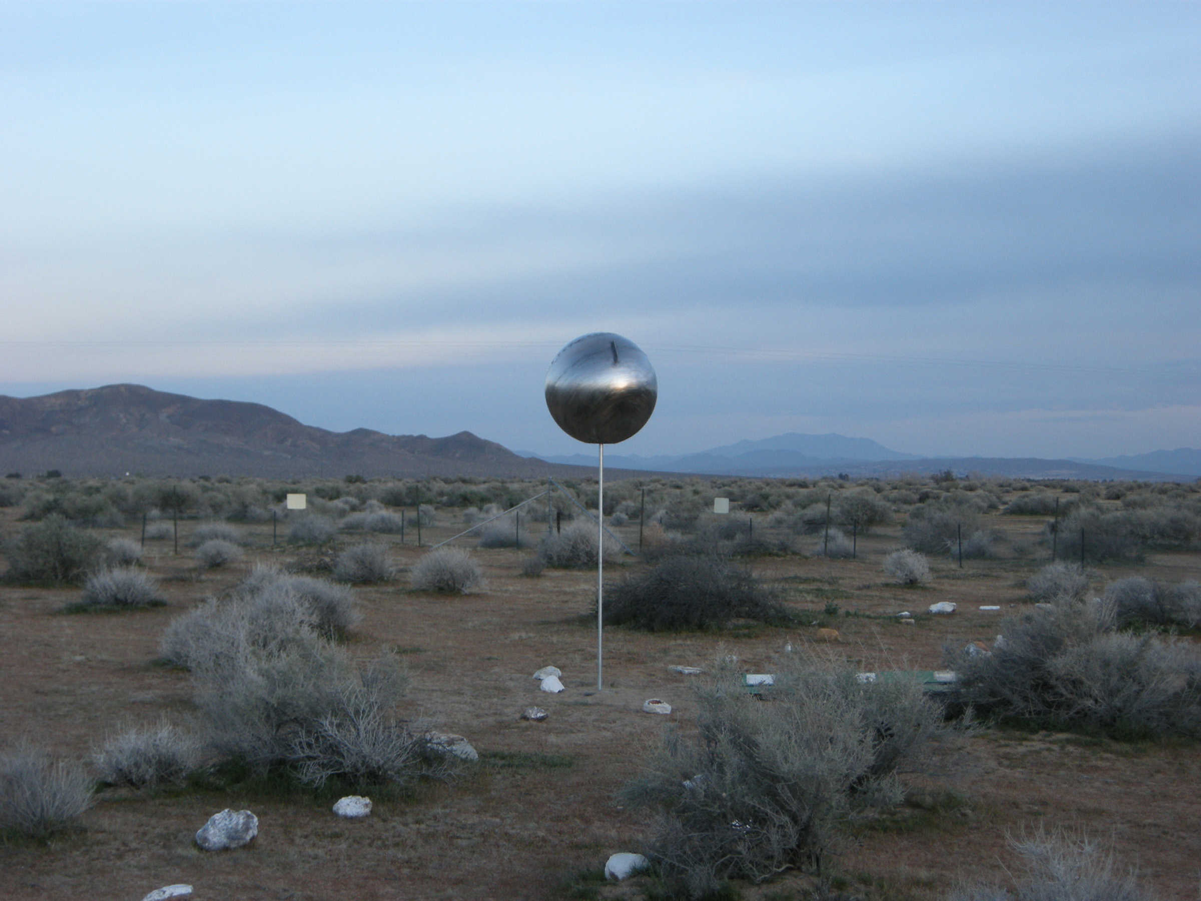 Deborah Stratman i Steve Badgett, Ball and Horns: Desert Resonator