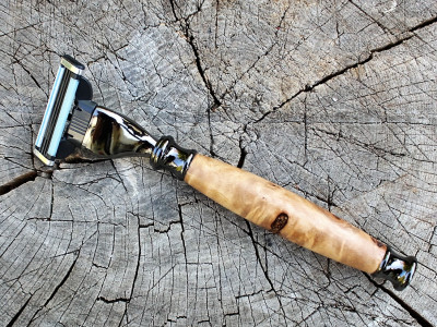 Rassierer aus Maserpappel Holz