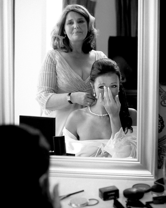 Bridebook.co.uk- mother and bride tearing up reflection in the mirror