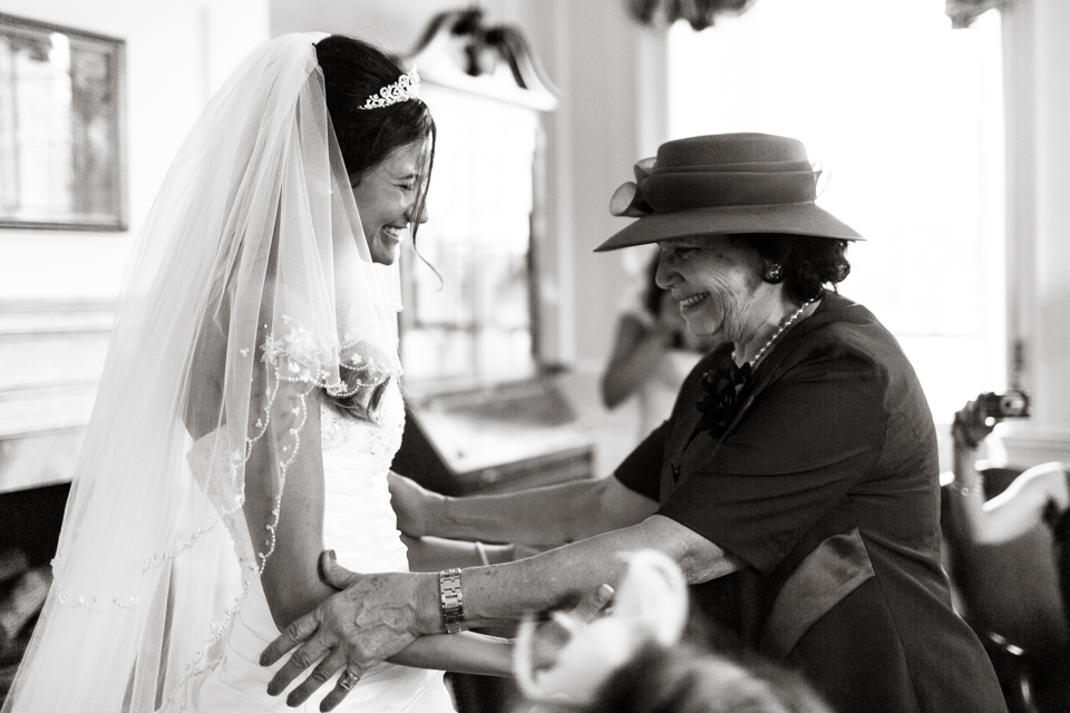 Bridebook.co.uk- mother and bride hugging and smiling