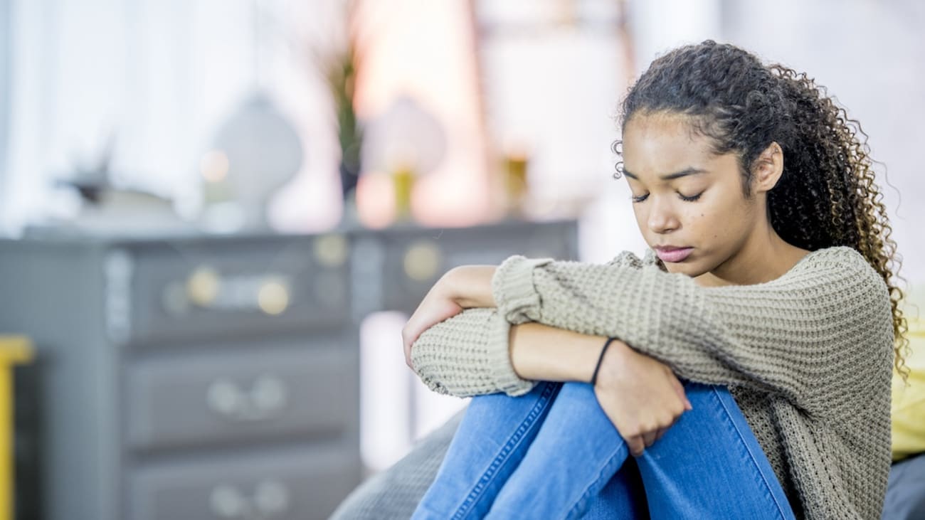 girl-depression-header UT Southwestern researchers found that youth with depression and suicidal ideation who received medication only were more than three times as likely to come from households earning $25,000 or less annually than those from homes that earned $200,000 or more. Patients from higher-earning households were more likely to receive medication and psychotherapy. (Photo credit: Getty Images)
