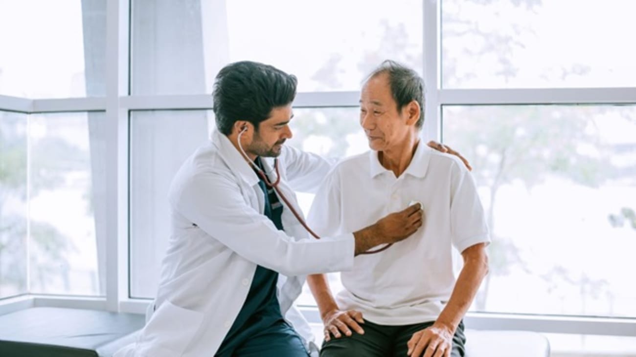 Male_doctor_elder_heart_patient