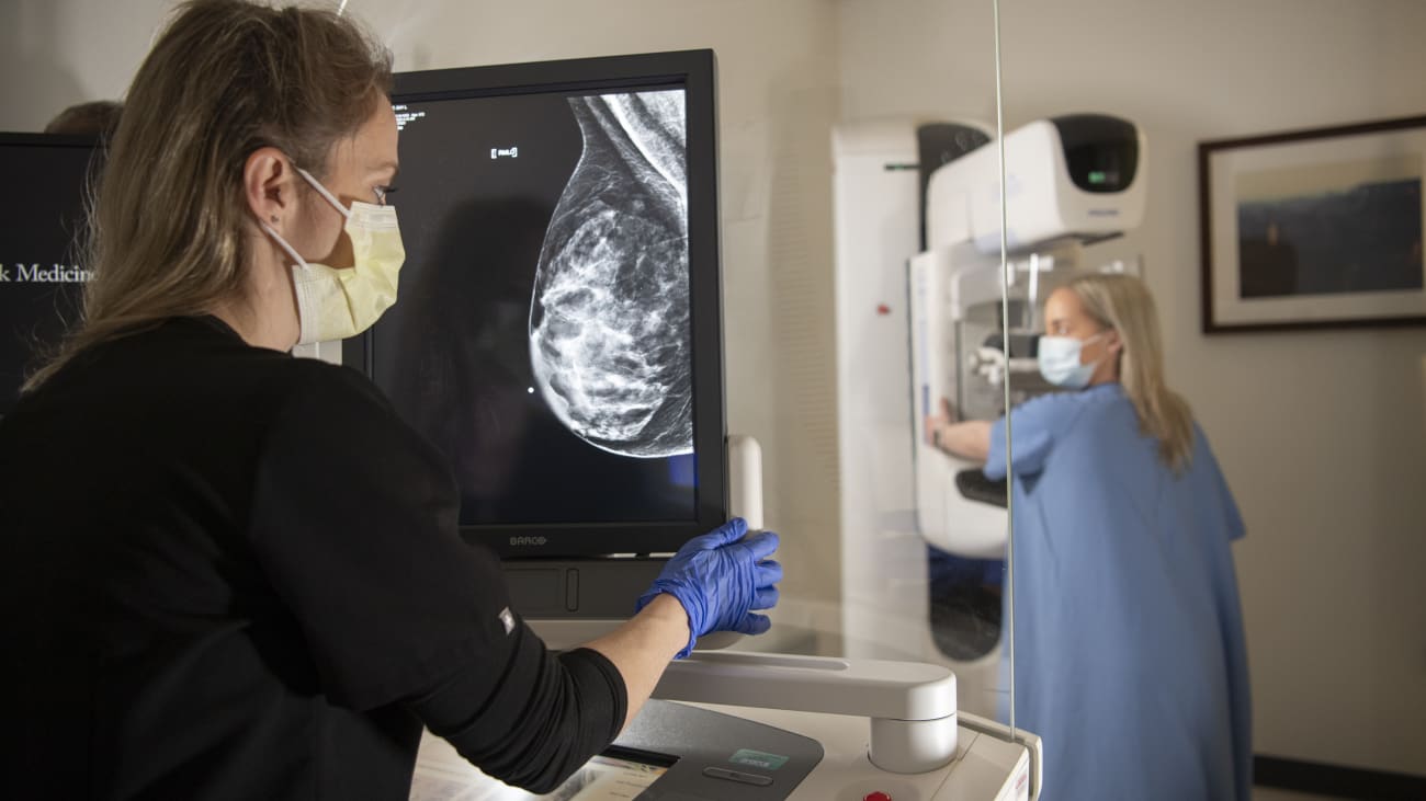 mammography technologist performs a mammogram A mammography technologist performs a mammogram on a patient at the USC Breast Center at Norris Healthcare Center, part of Keck Medicine of USC. (Photo by Peter Howard)