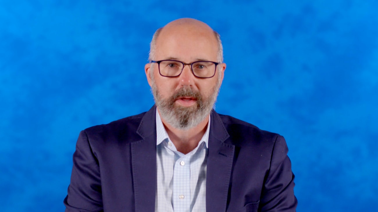 What is the starting dose of CD/LD, and what is the range of CD/LD formulations available for PD? Why does the eventual onset of motor fluctuations and “wearing off” observed over time present opportunities for scored, fractionated dose formulations?