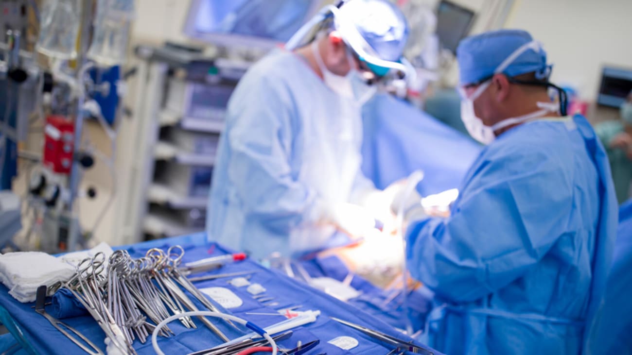 Comparative effectiveness of mechanical valves and homografts in