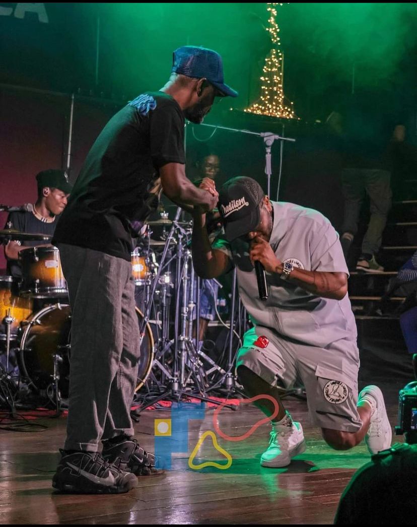 De joelhos, Dji Tafinha presta tributo a Kool Klever