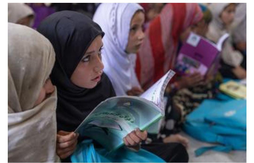 MULLAH HIBATULLAH PROIBI MULHERES A FREQUENTAR INSTITUIÇÕES