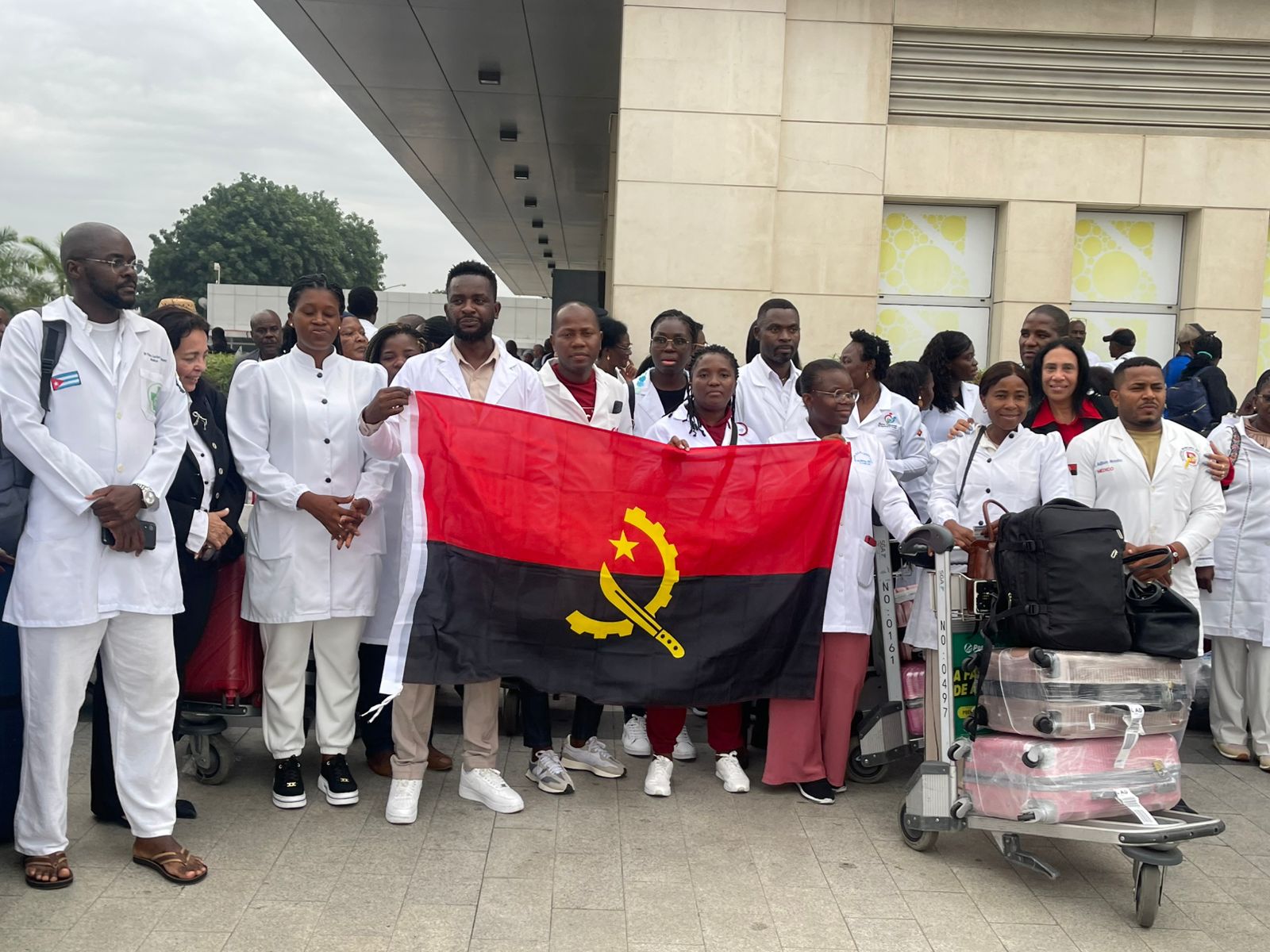  GRUPO DE MAIS DE 130 MÉDICOS ANGOLANOS REGRESSAM AO PAÍS APÓS FORMAÇÃO EM CUBA