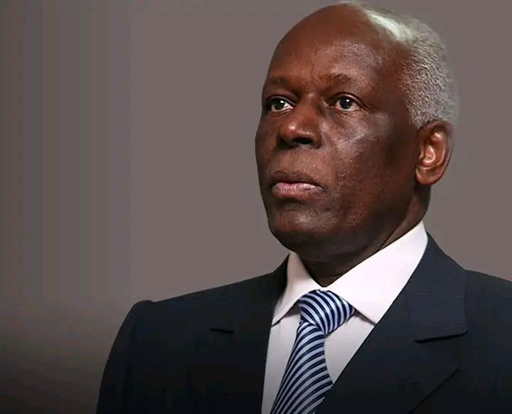 JOSÉ EDUARDO DOS SANTOS CONDECORADO A TÍTULO PÓSTUMO