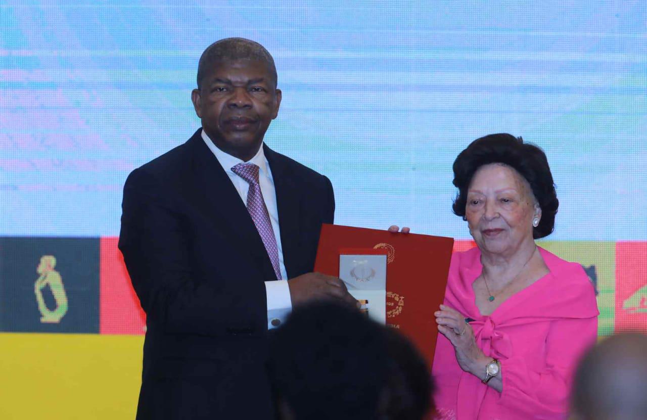 AGOSTINHO NETO CONDECORADO A TÍTULO PÓSTUMO COM A MEDALHA DA PALMA MILITAR