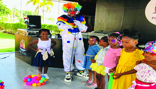 PALHAÇO CHARLOTE ENTRETÉM CRIANÇAS EM LUANDA